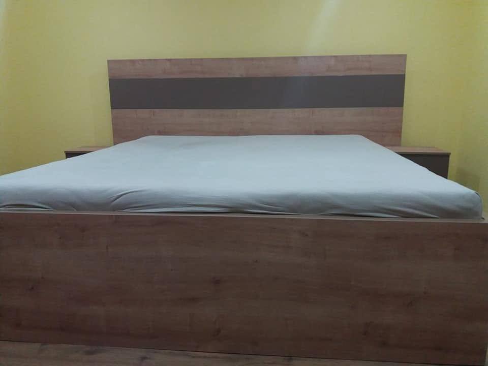 Bett in Eichendekor mit hohem Kopfteil und dunklem Band