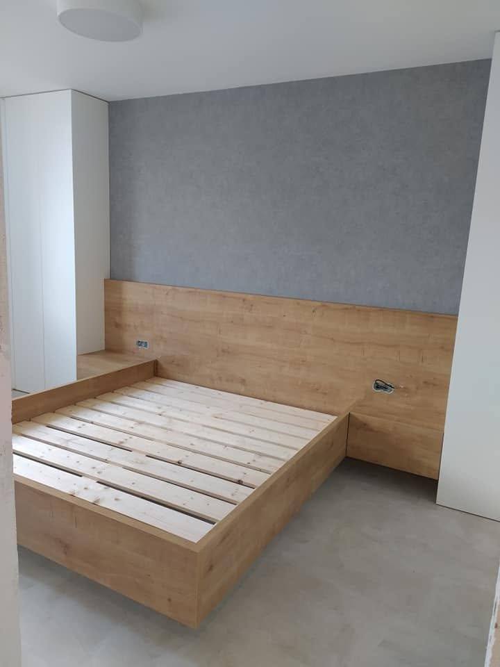 Bett in Eichendekor mit hohem Wandpaneel und integrierten Nachtkästchen