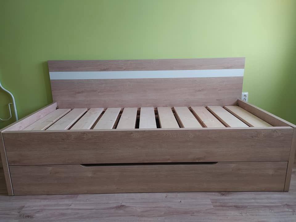 Bett in Eiche Sonoma mit Lattenrost und weißem Streifen