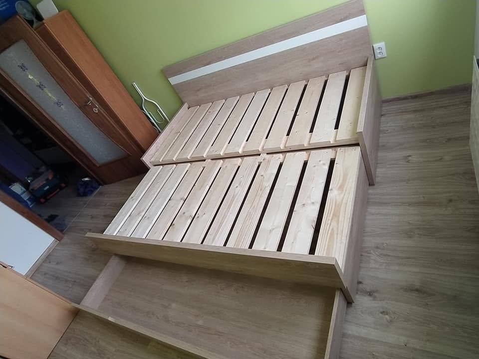 Posteľ s vysunutým úložným boxom pod lamelovým roštom