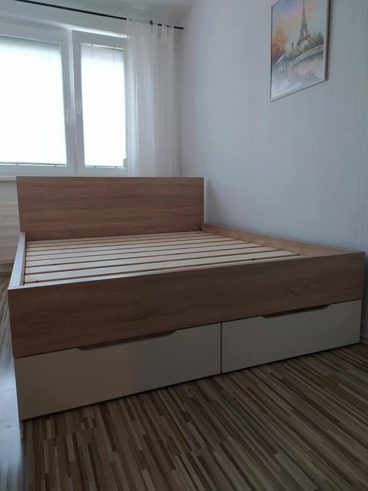 Bett mit Lattenrost und weißen Fronten der geschlossenen Laden