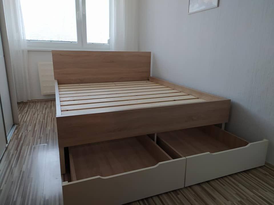 Bett in Eiche Sonoma mit zwei herausgezogenen Laden
