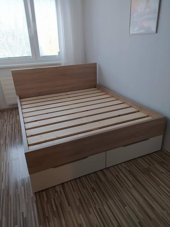 Doppelbett in Eiche Sonoma unter dem Schlafzimmerfenster