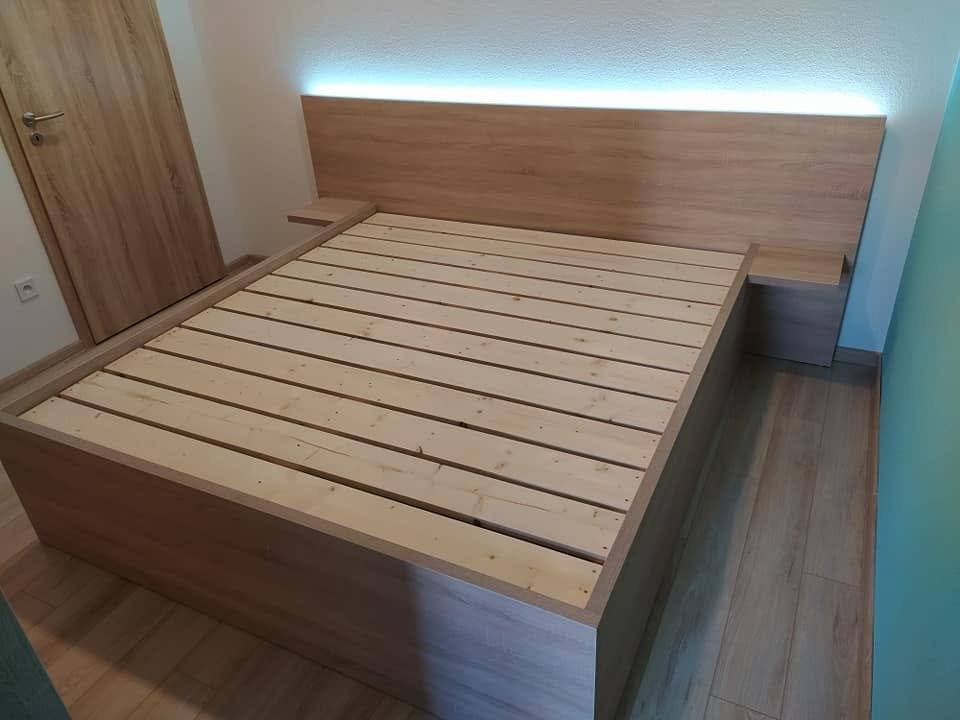 Doppelbett mit LED-Streifen am Kopfteil und seitlichen Ablagen