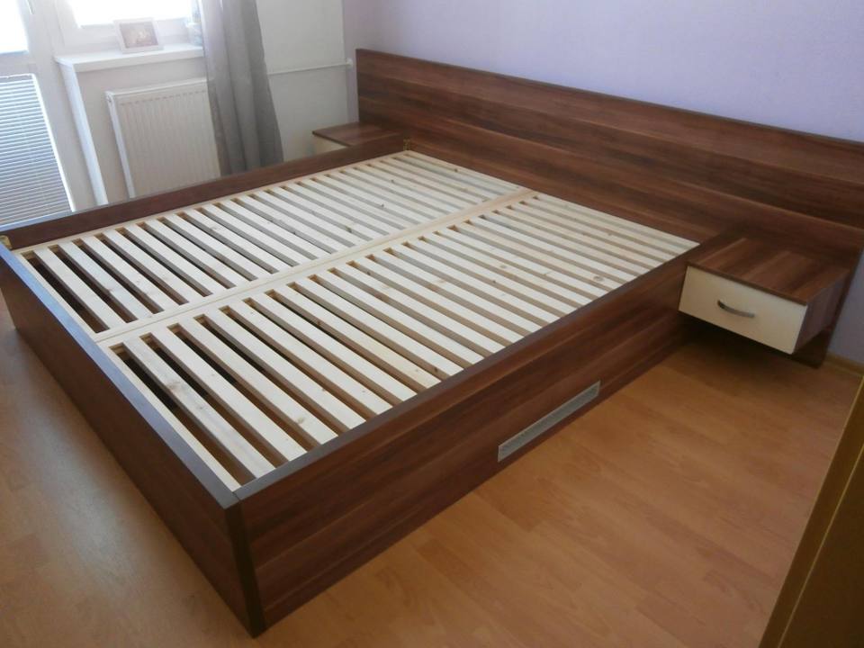 Doppelbett in Nussdekor mit Lattenrost und hellen Laden