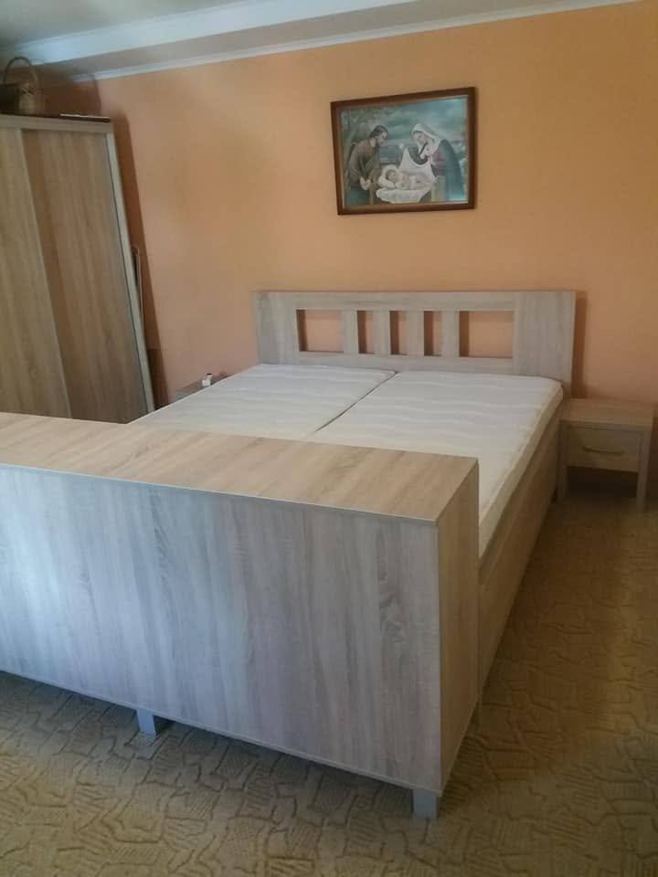 Doppelbett mit Fußteil und Kasten im gleichen Dekor