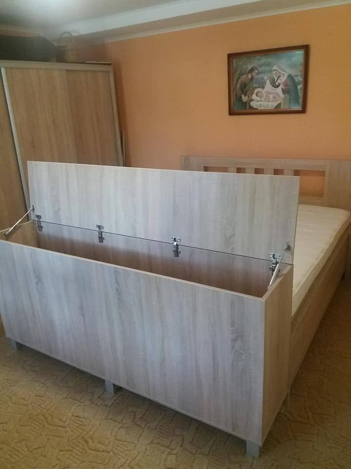 Hochgeklappte Liegefläche gibt großen Stauraum im Bett frei
