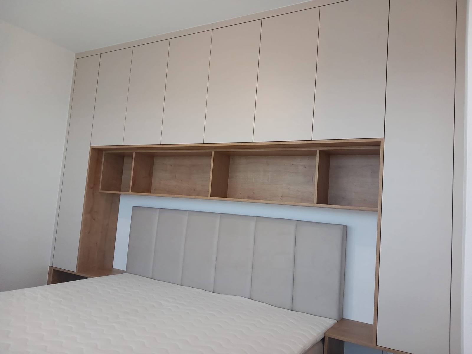 Kastenwand über dem Bett mit Eichenfächern und Polsterkopfteil