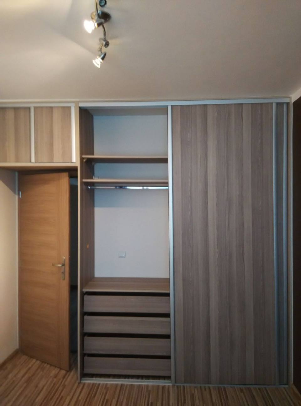 Schiebetürkasten um die Tür herum mit offenem Bereich mit Laden.