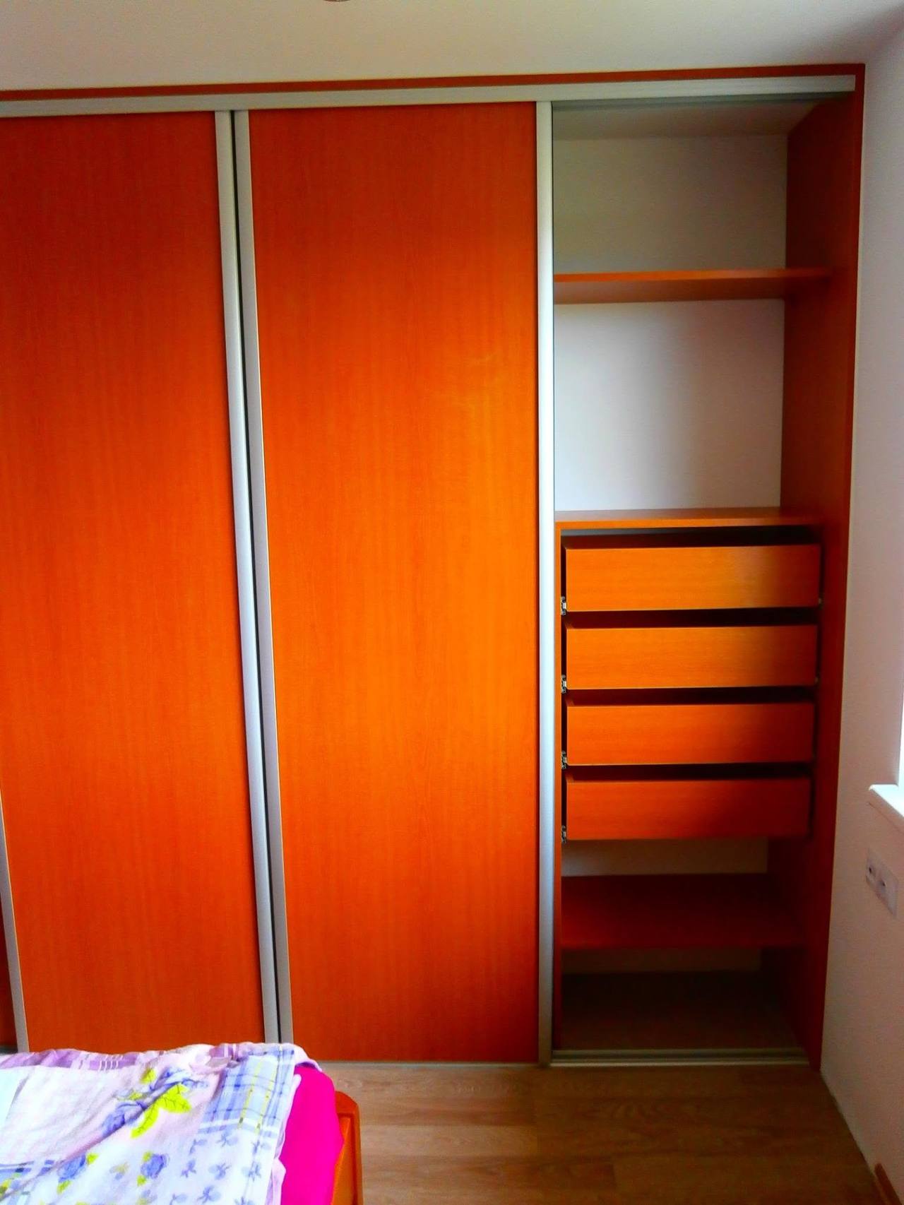 Geöffneter Kasten mit orangefarbenem Innenleben, Laden und Fachböden