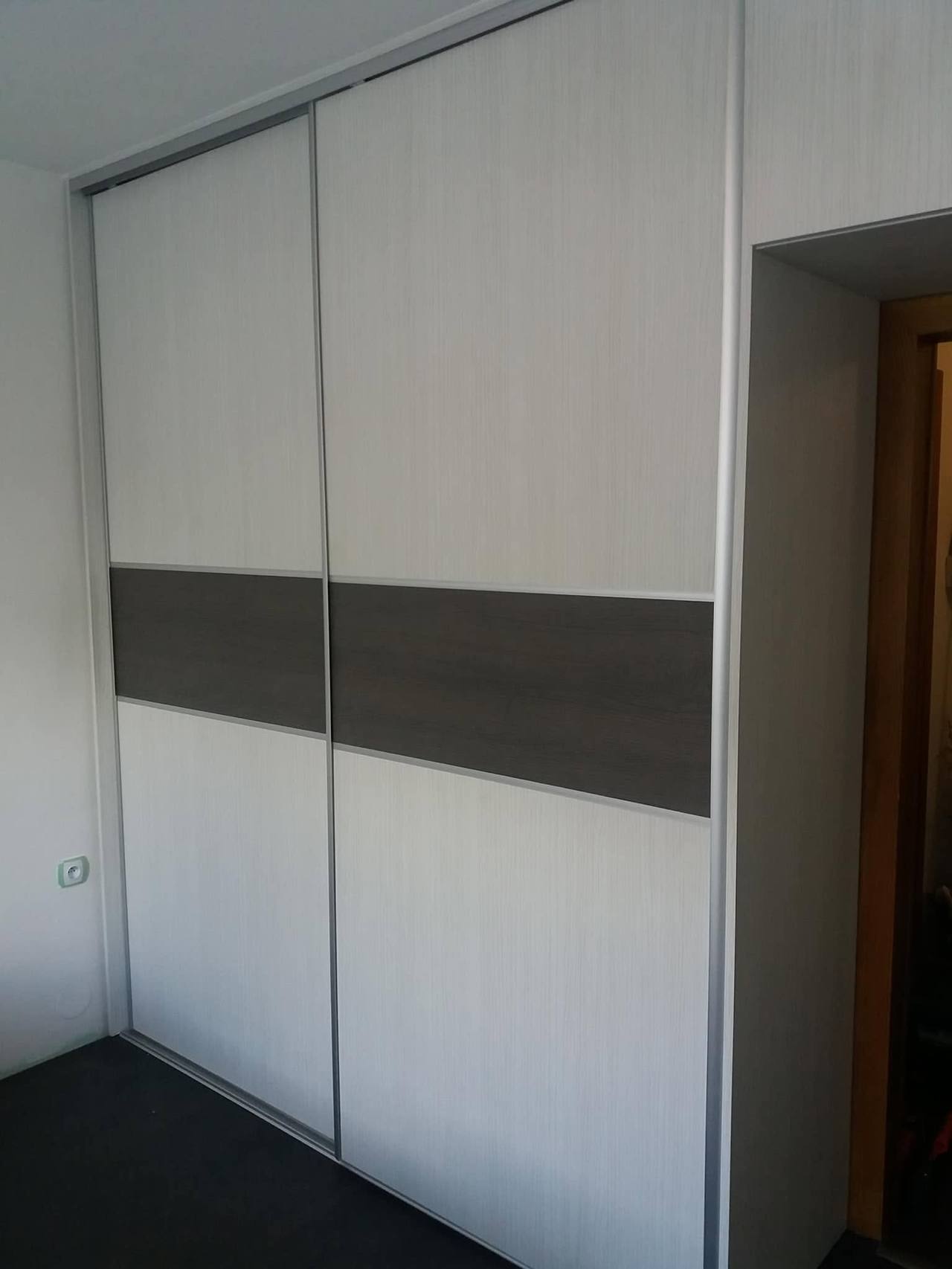 Heller Schwebetürenkasten mit dunklem Eichenband im Vorzimmer