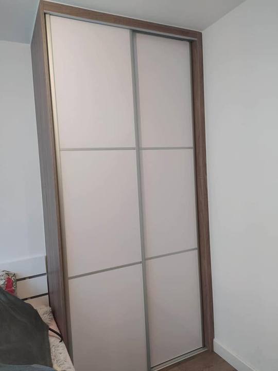 Geöffneter Kasten mit Laden und Kleiderstange.