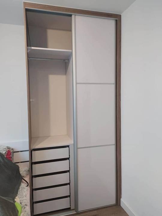Weißer Kasten mit Eiche-Rahmen und Aluminiumprofilen.