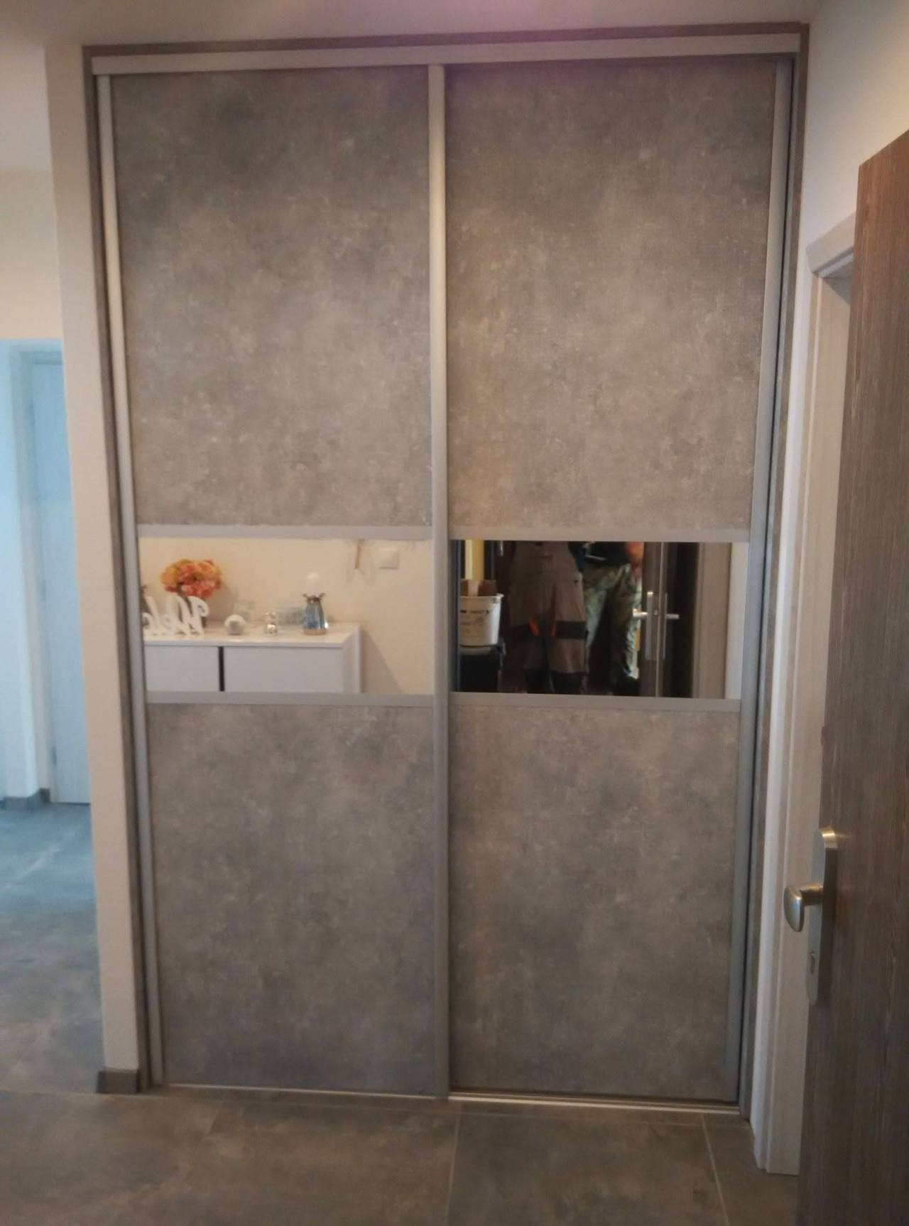 Schiebekasten in Betondekor mit schmalem Spiegelstreifen und Nische