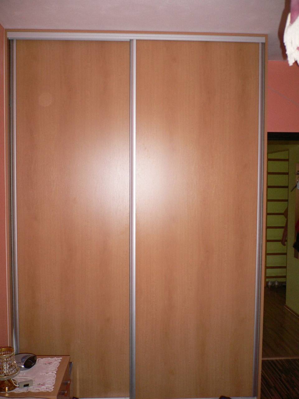 Zweitüriger Schwebetürenkasten in Kirschbaumoptik
