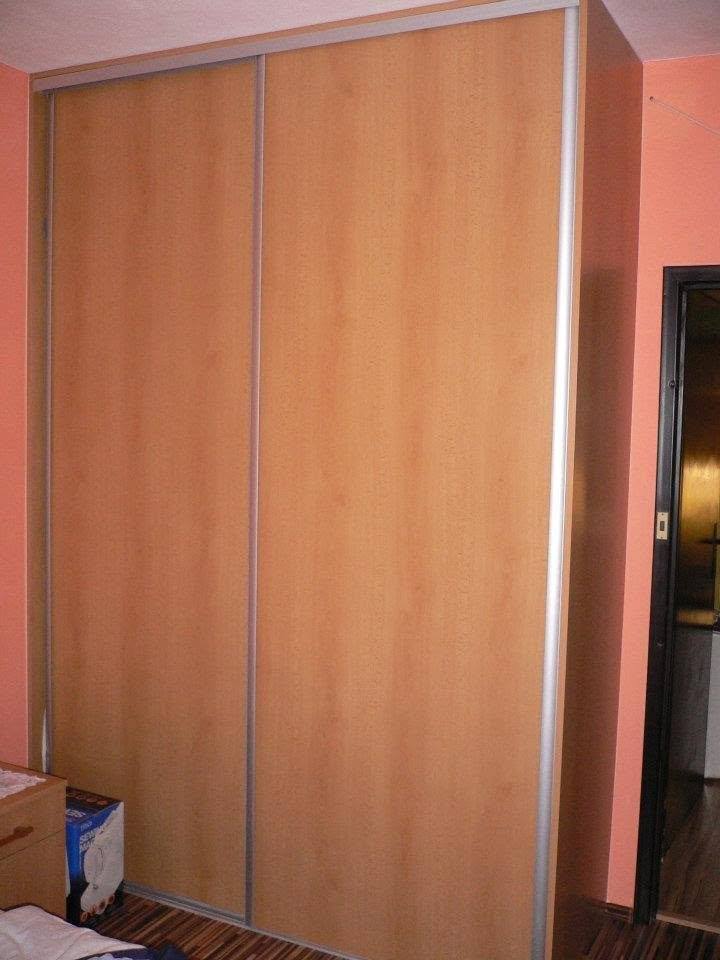 Posuvná skriňa v dekore čerešňa v izbe s ružovou stenou