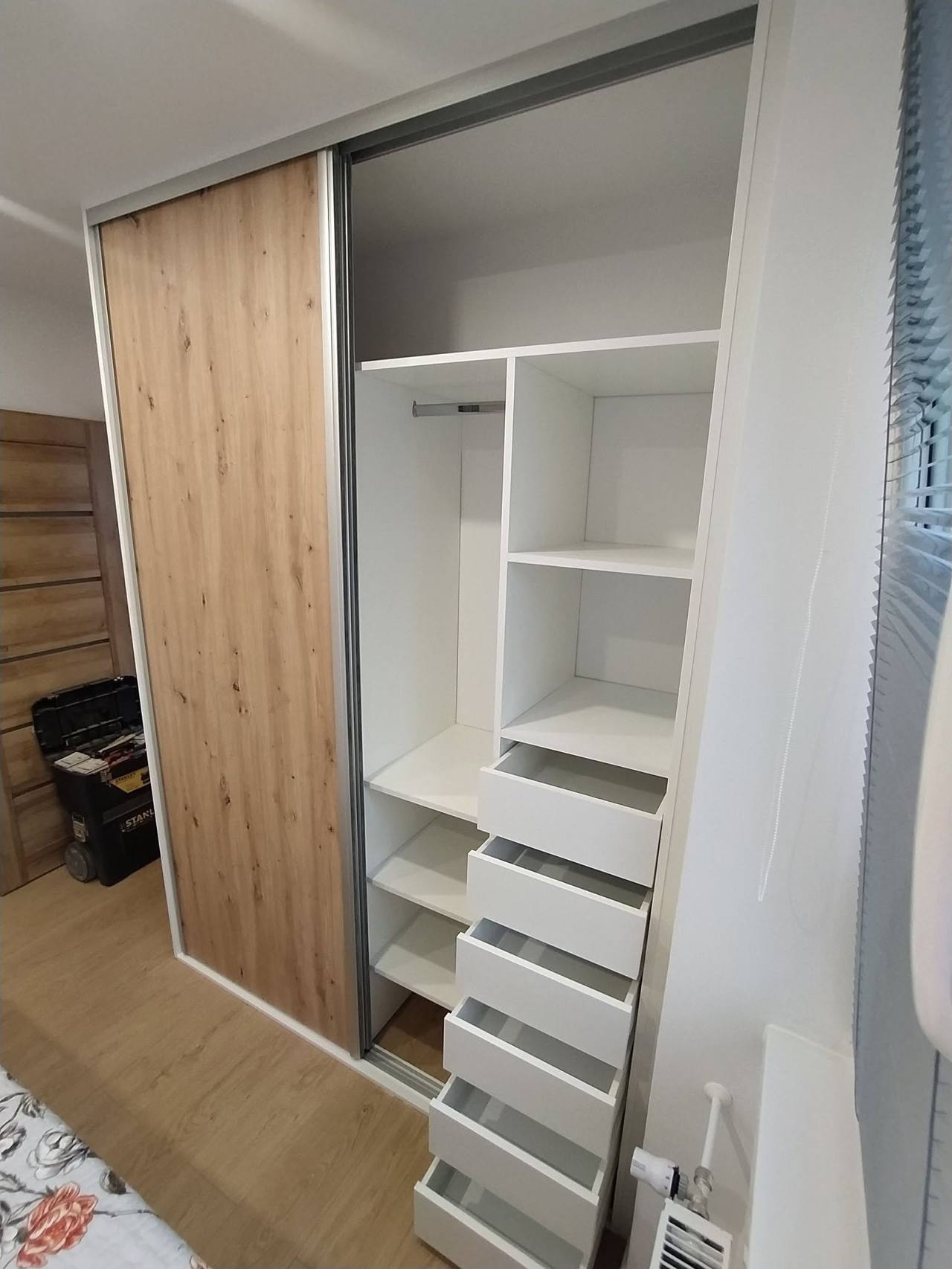 Herausgezogene weiße Laden im Kasten mit Eichendekor