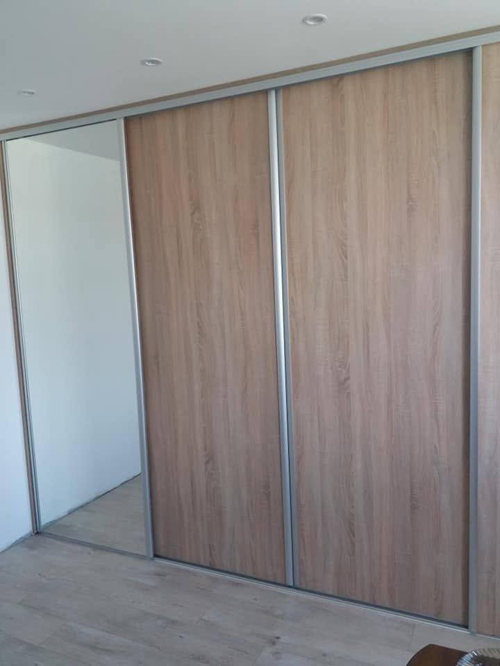 Schiebetürenkasten in Eiche-Dekor mit Spiegeltür bis zur Decke