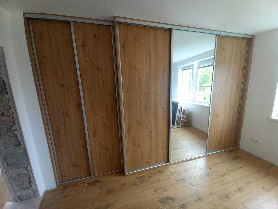 Schiebetürenkasten in Eiche mit Spiegel über die ganze Wand