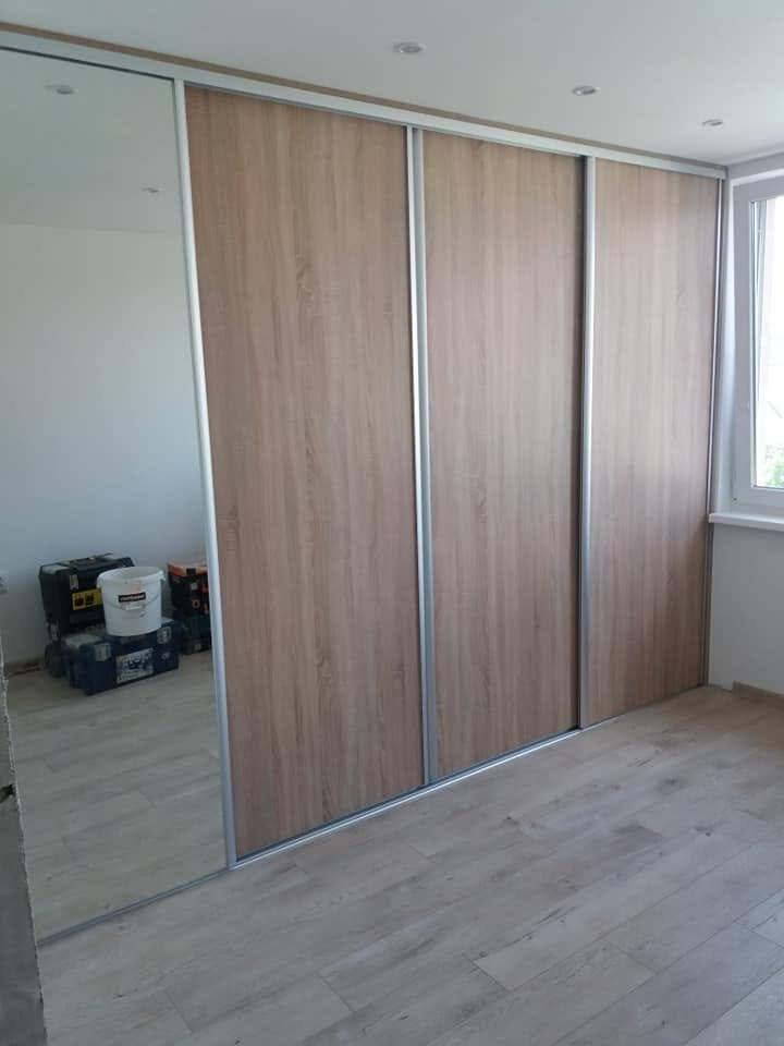 Kasten von Wand zu Wand beim Fenster, Zimmer nach der Montage