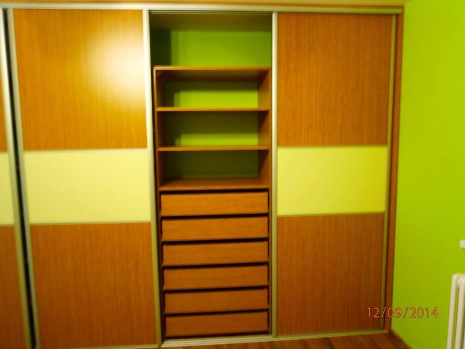 Offener Kasten in Calvados mit Fachböden und Ladenreihe vor grüner Wand