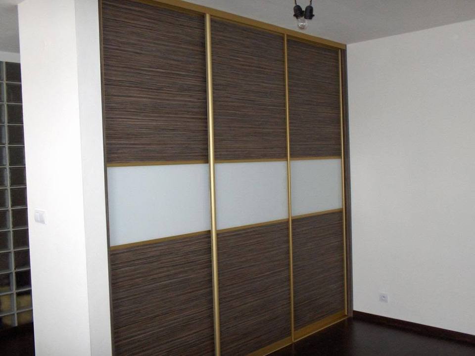 Posuvná skriňa v dekore zebrano s pásom bieleho skla.