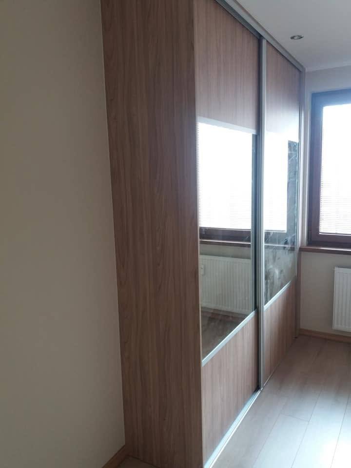 Bočný pohľad na skriňu so zrkadlom a drevodekorovou bočnicou