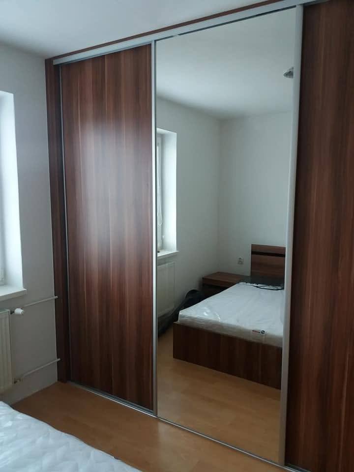 Kasten in Nussbaumoptik mit Spiegeltür im Schlafzimmer