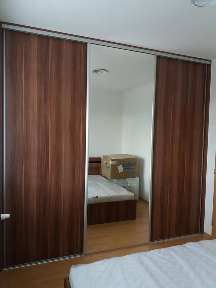 Dunkler Nussbaumkasten mit Spiegel im Schlafzimmer