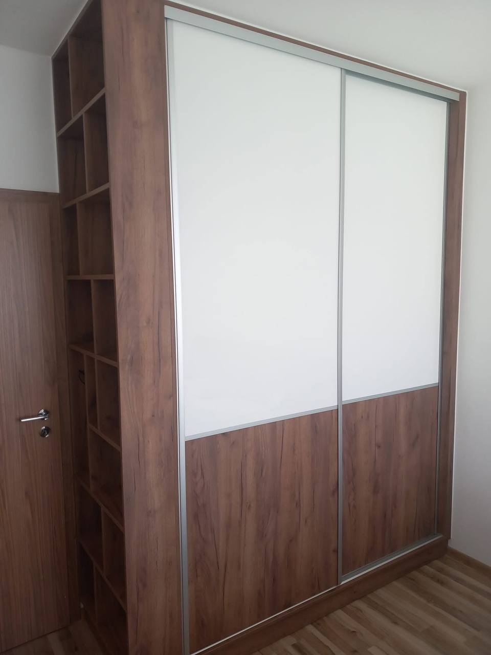 Schiebetürenkasten mit Nussdekor, weißer Füllung und Seitenregal
