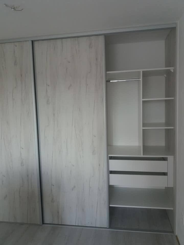 Schiebetürkasten in heller Eiche mit weißem Innenausbau und Laden.