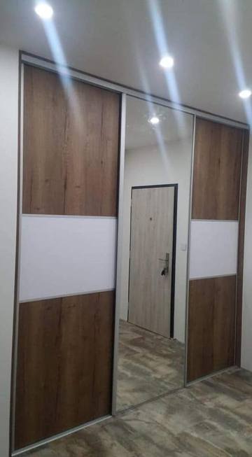 Posuvná skriňa v tmavom dube s pásom bieleho skla a zrkadlom.