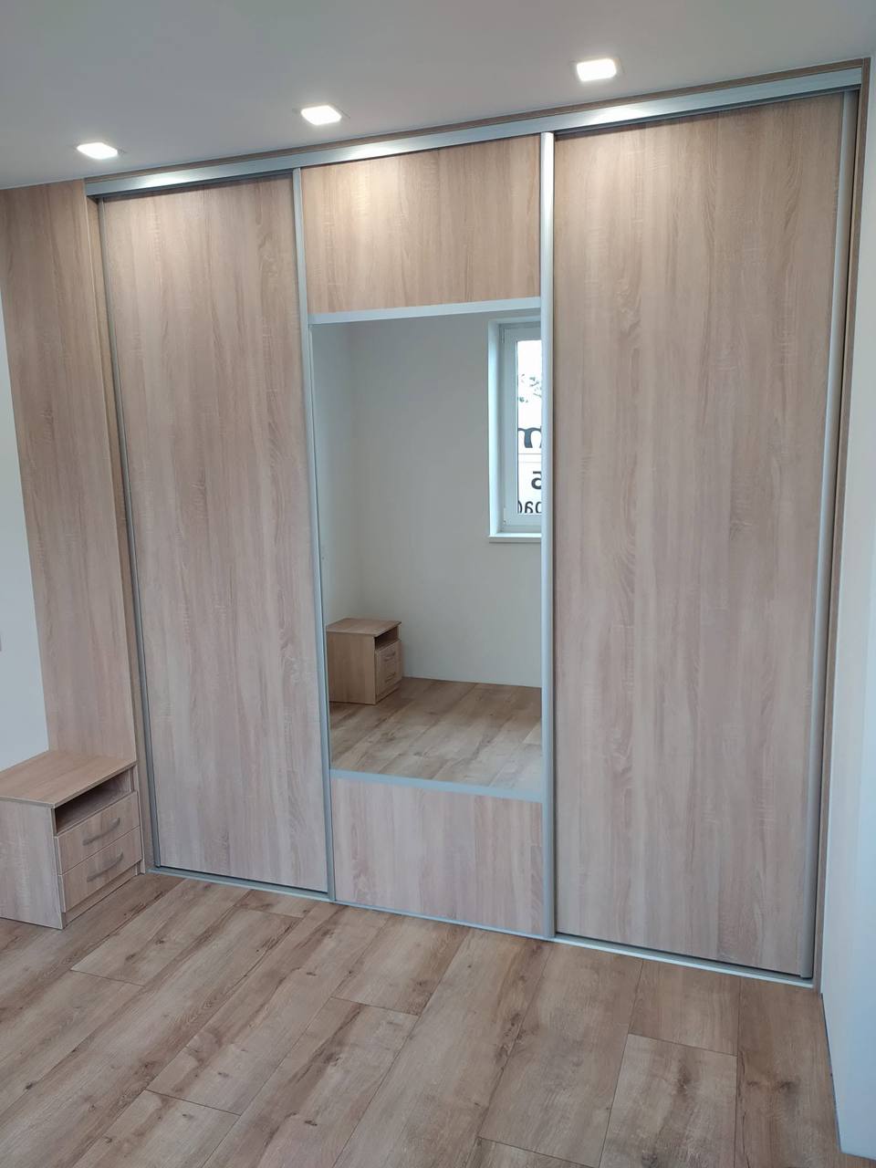 Schiebetürenkasten in heller Eiche mit Spiegel und niedrigem Kästchen