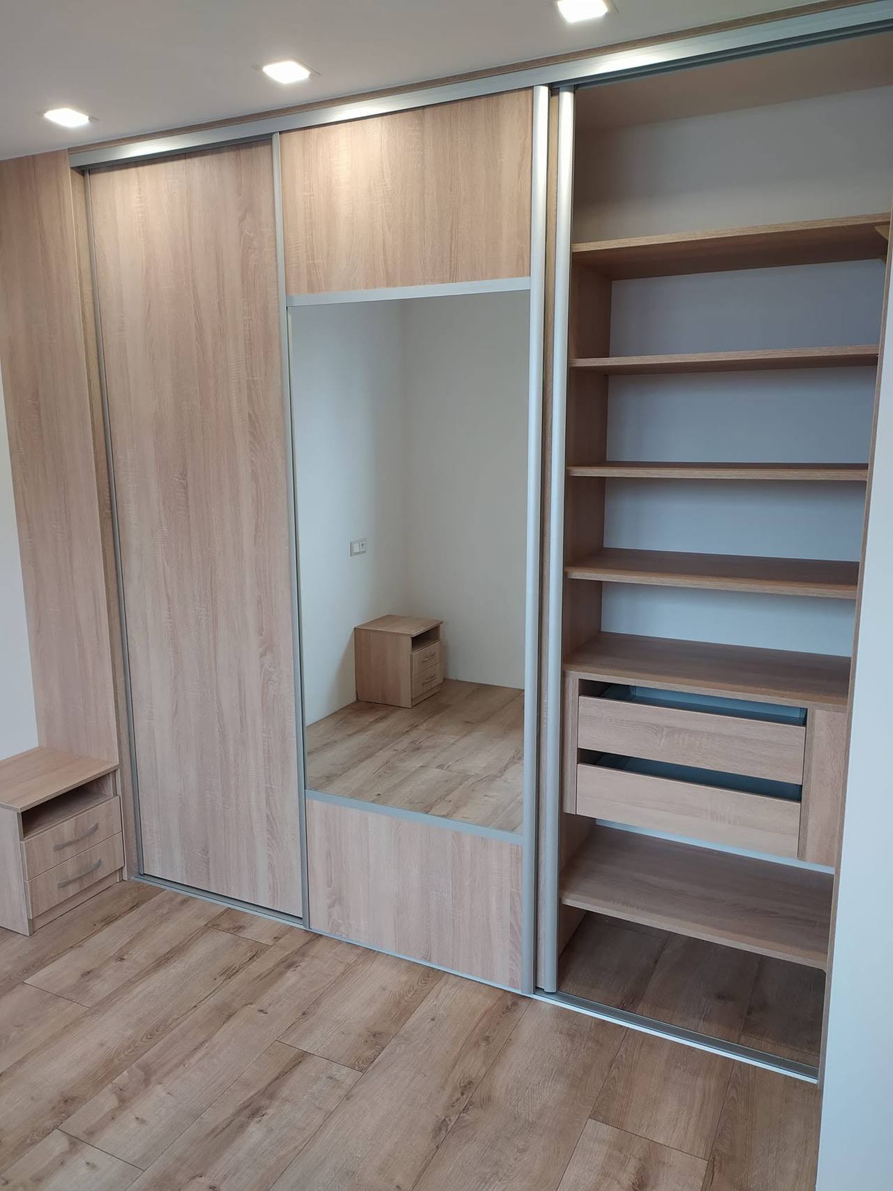 Offene rechte Seite mit Fachböden und Laden in Eiche