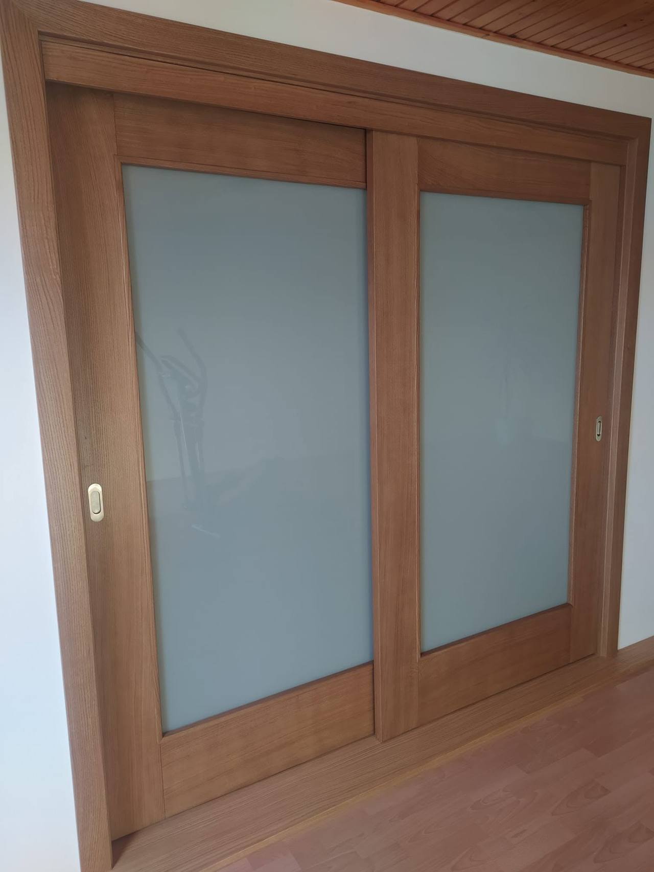 Geöffnete Schiebetür mit Blick auf die Holzstiege