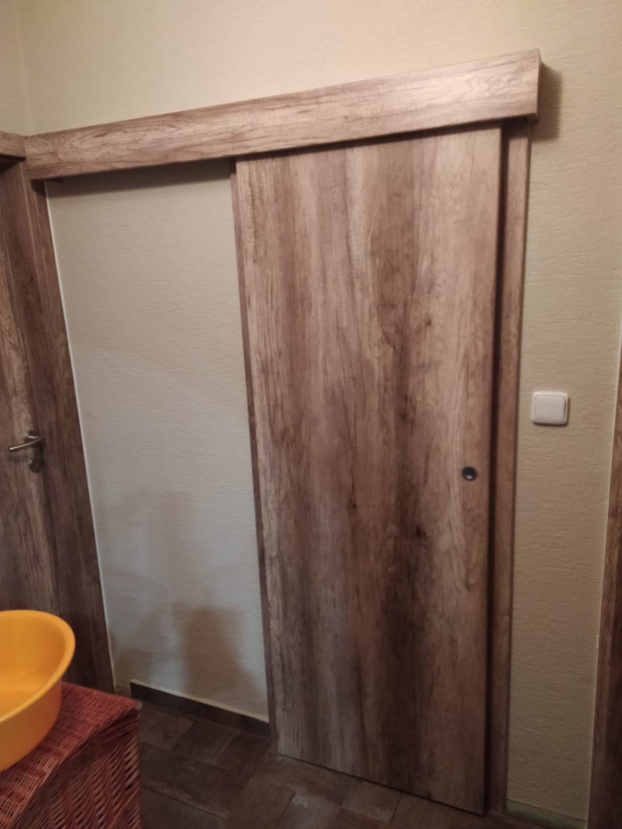 Schiebetür an der Wand in Optik alter Eiche