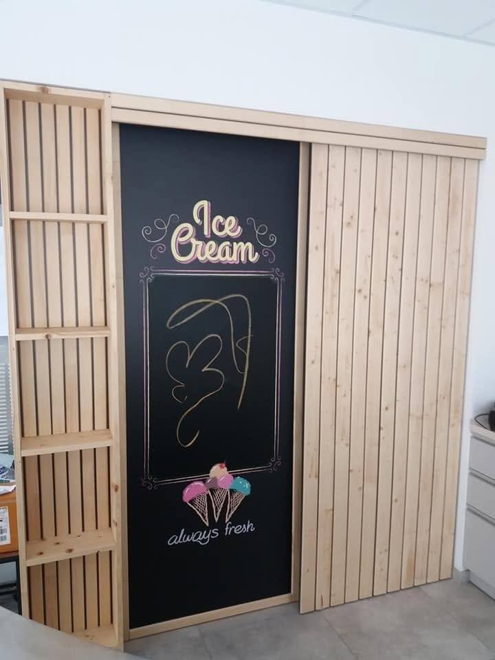 Frontalansicht der Schiebetür und der Kreidetafel an der Wand