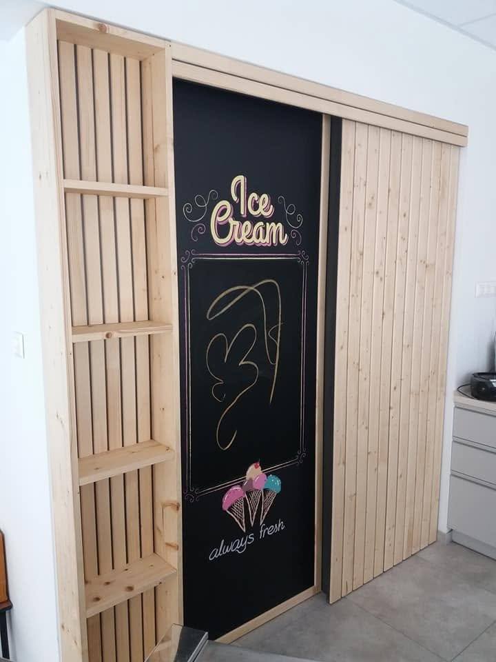 Schiebetür aus Fichte, Lattenregal und Tafel mit Schriftzug Ice Cream