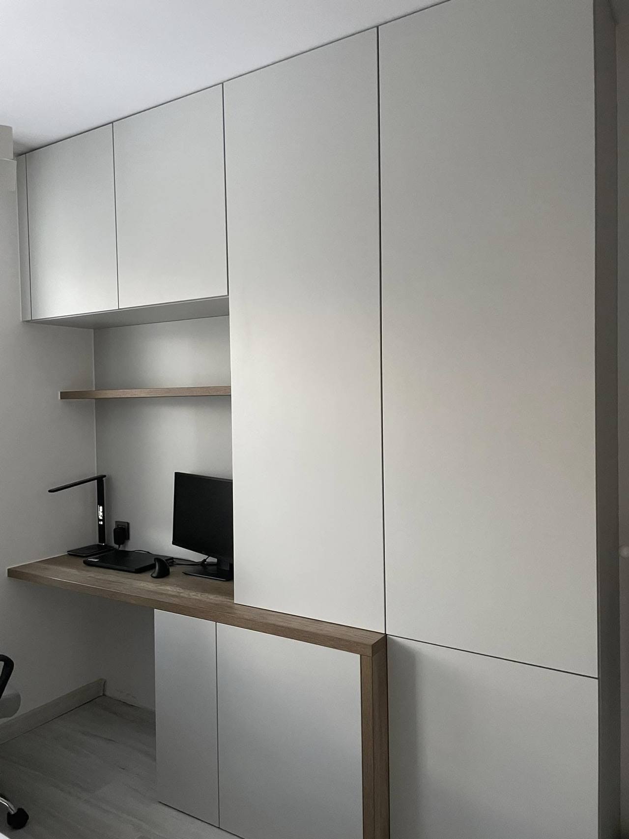 Homeoffice mit Schreibtisch, eingebaut in den cremefarbenen Kasten