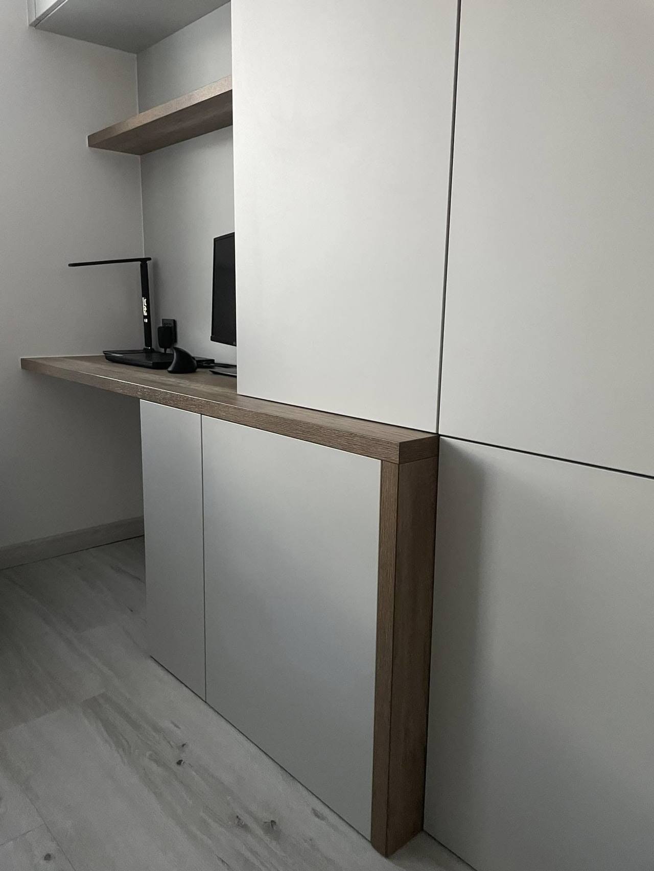 Cremefarbene Kastenwand mit integriertem Eichen-Schreibtisch