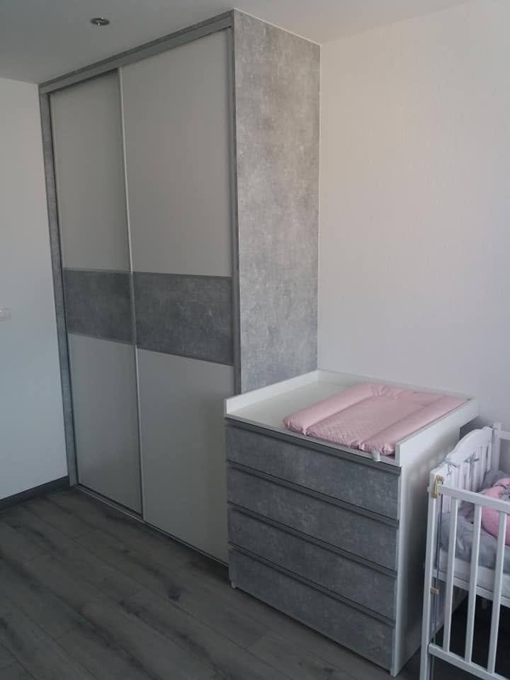 Babyzimmer mit Schiebetürkasten und Wickelkommode beim Gitterbett