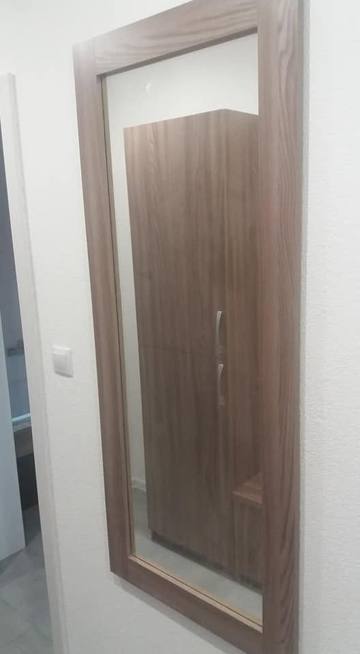 Großer Spiegel mit Rahmen im Holzdekor im Vorzimmer