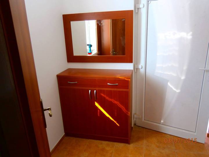 Glänzender Kirschbaum-Schuhschrank mit Lade und Spiegel im Vorzimmer
