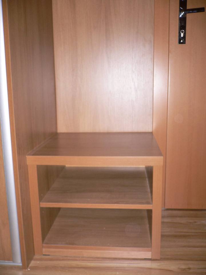 Vorzimmerbank mit Schuhablage und Holzverkleidung der Wand