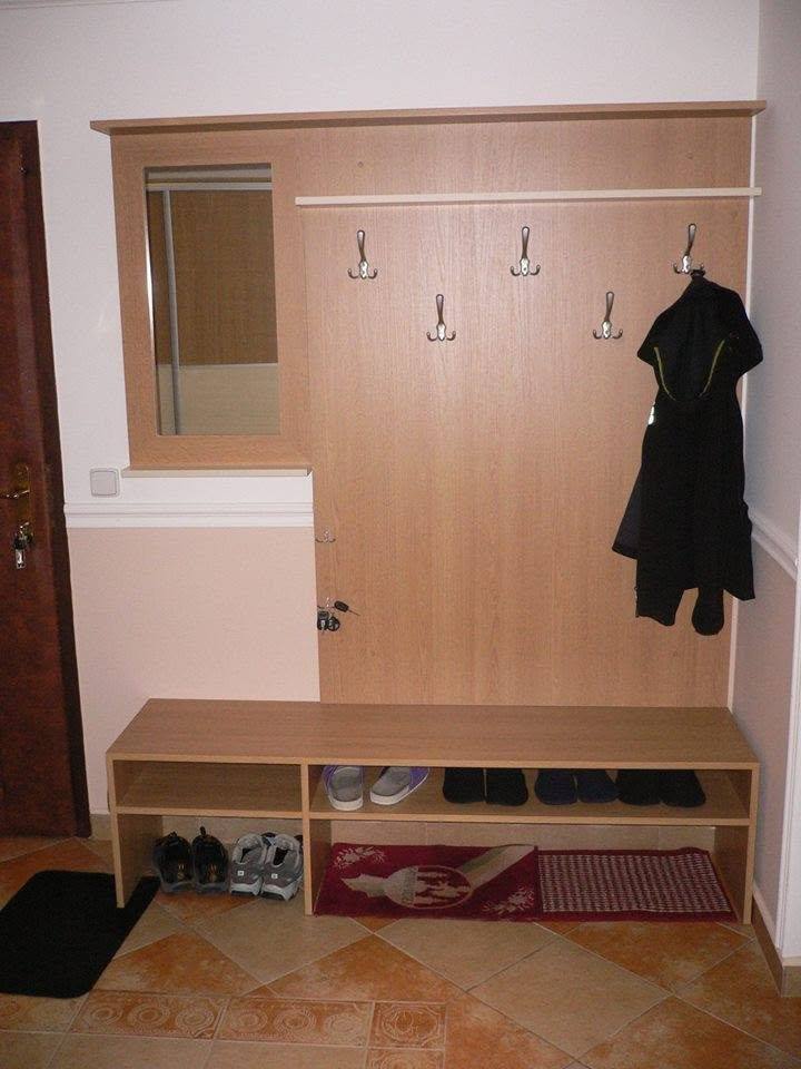Vorzimmer mit Garderobenpaneel, Spiegel und Bank mit Schuhablage