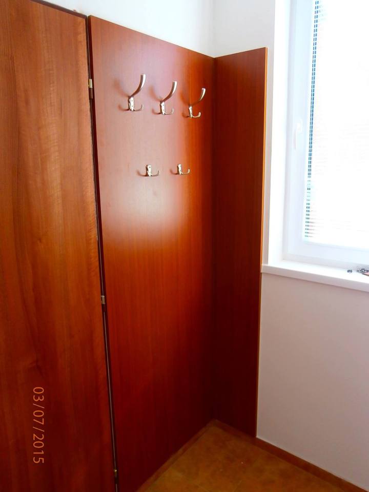 Vorzimmer-Kombination im Kirschbaumdekor mit Haken und Kasten