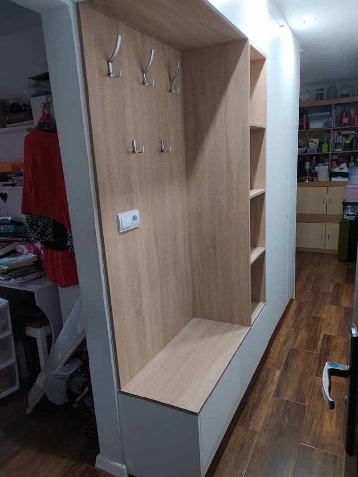 Graue Vorzimmer-Kombination mit Eichen-Garderobenpaneel und Regalen