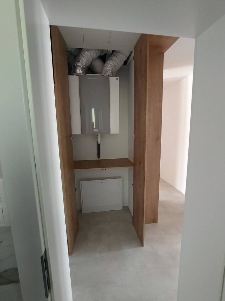 Eichennische mit Regal im unfertigen Vorzimmer