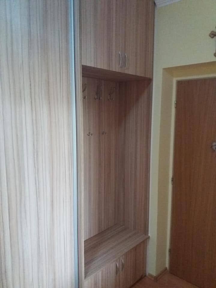 Schmales Vorzimmer mit Eichen-Schwebetürenkasten und Garderobennische