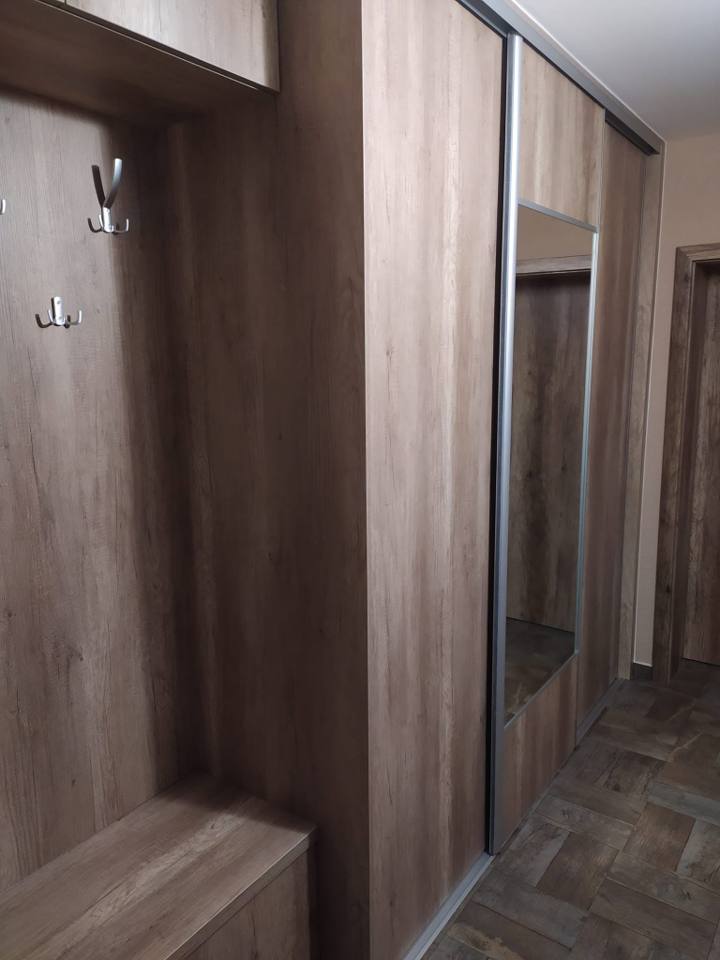 Eichen-Vorzimmer mit Mantelhaken und verspiegeltem Schwebetürenkasten
